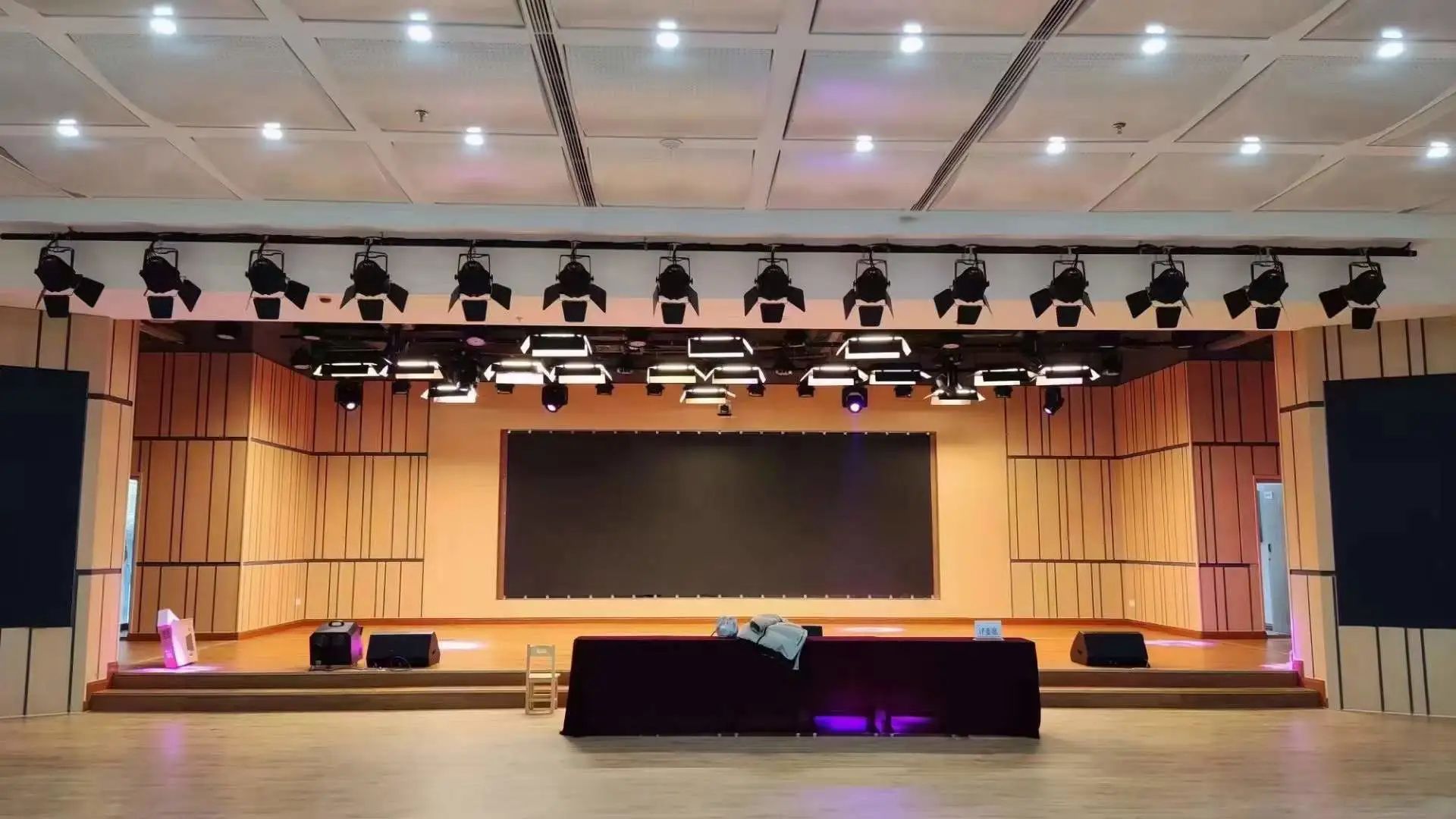 南宫NG28官网专业灯光音响扩声系统工程产品服务于某学校礼堂！